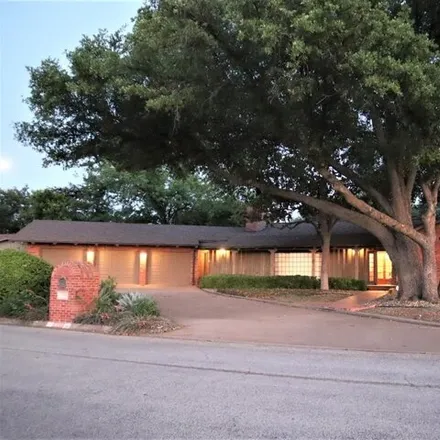 Buy this 3 bed house on Sweetwater Country Club in 1900 Country Club Drive, Sweetwater