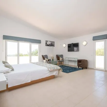 Rent this 7 bed house on 8000-443 Distrito de Évora