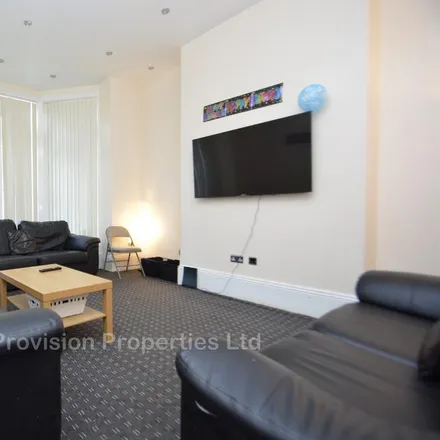 Image 1 - 230 Kirkstall Lane, Leeds, LS6 3DP, United Kingdom - Townhouse for rent