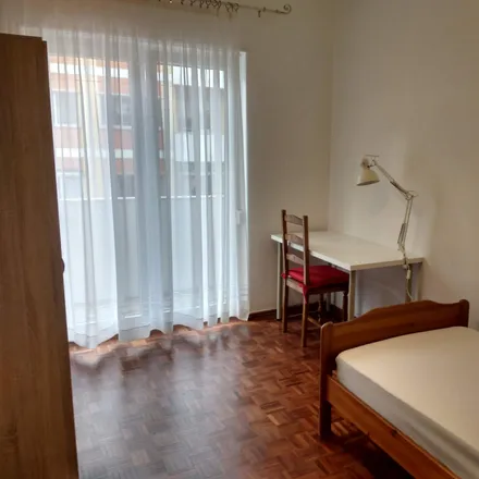 Rent this 4 bed room on Praceta 11 de Março 2A in 2745-316 Sintra, Portugal