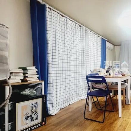 Rent this studio apartment on 서울특별시 송파구 삼전동 32-16