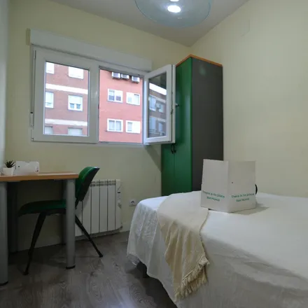 Rent this 4 bed room on Galeria Valencia in Calle Valencia, 28093 Getafe