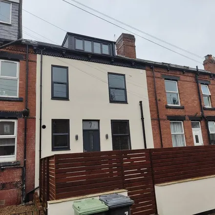 Rent this 3 bed townhouse on Cecil Mount in Leeds, LS12 2AP