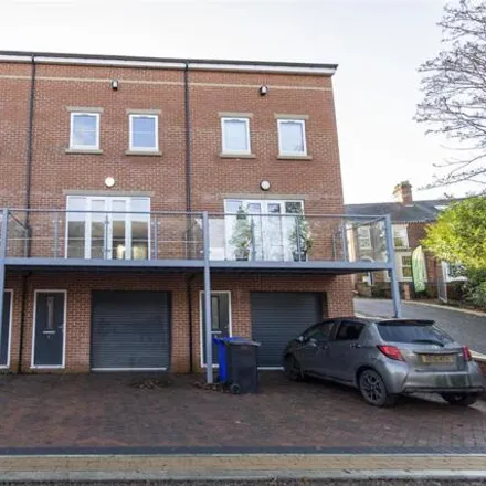 Buy this 4 bed townhouse on Newbold Road in Tapton, S41 7FG