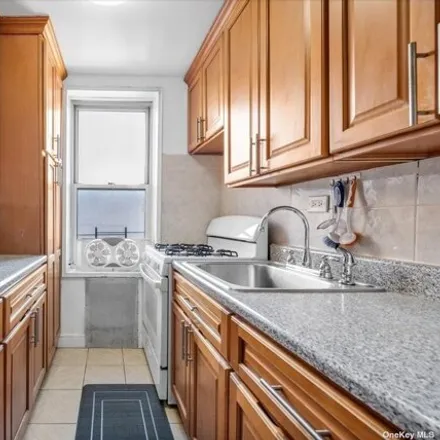 Image 6 - 67-25 Dartmouth Street, New York, NY 11375, USA - Apartment for sale