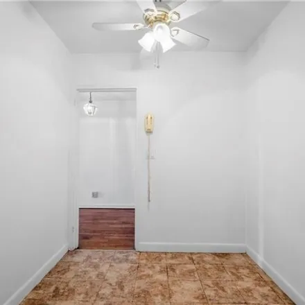Image 8 - 2102 Holland Avenue, New York, NY 10462, USA - Apartment for sale