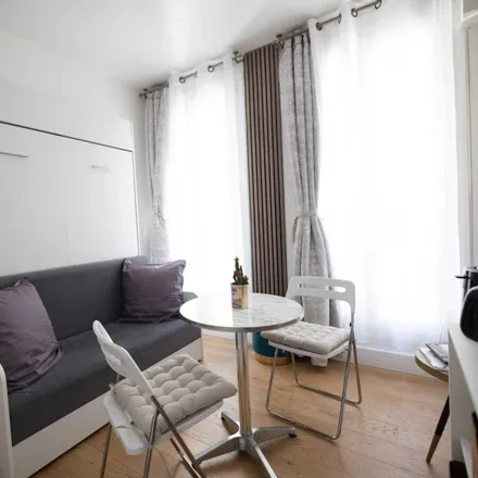 Image 4 - 7 Rue Burq, 75018 Paris, France - Apartment for rent