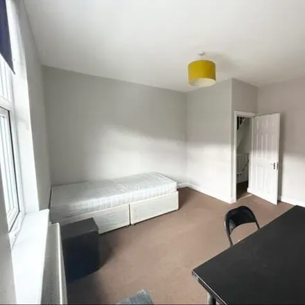 Image 3 - Delph Lane, Leeds, LS6 2HQ, United Kingdom - Room for rent