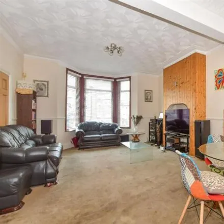 Image 3 - 30 Cecil Road, London, IG1 2EW, United Kingdom - Townhouse for sale