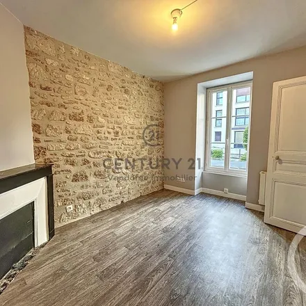 Rent this 3 bed apartment on 32 Rue Saint-Lazare in 60800 Crépy-en-Valois, France