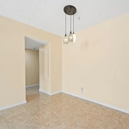 Image 9 - 2001 Shangrila Drive, Palm Harbor, FL 33763, USA - Condo for sale