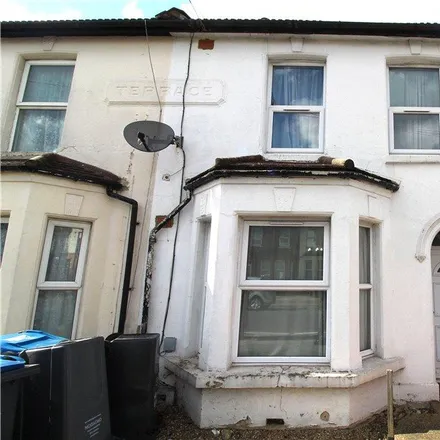 Rent this 3 bed townhouse on Canterbury Road in London, CR0 3PY