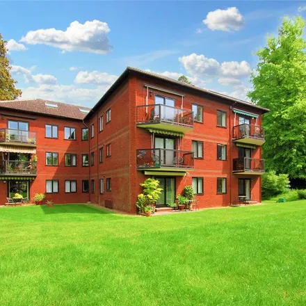Rent this 2 bed apartment on The Woodlands in Guildford, GU1 2TR