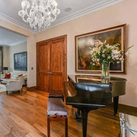 Rent this 6 bed townhouse on Anhalt Road in London, SW11 4NU