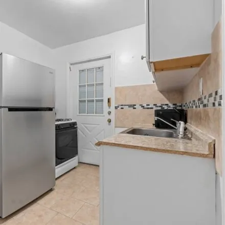 Image 7 - 119-50 229th Street, New York, NY 11411, USA - House for sale