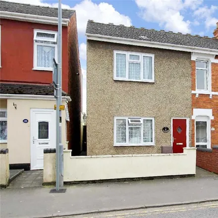 Rent this 3 bed townhouse on Ferndale Road in Swindon, SN2 1EX
