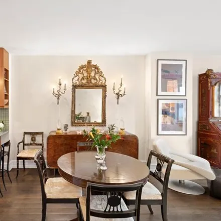 Image 2 - 186 East 76th Street, New York, NY 10021, USA - Condo for sale