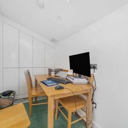 Image 5 - Aliwal Road, London, SW11 1RB, United Kingdom - Apartment for rent