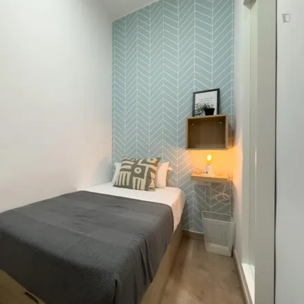 Rent this 5 bed room on Carrer de Viladomat in 137, 08001 Barcelona