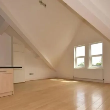 Image 5 - Queen's Road, Buckhurst Hill, IG9 5BS, United Kingdom - Apartment for rent