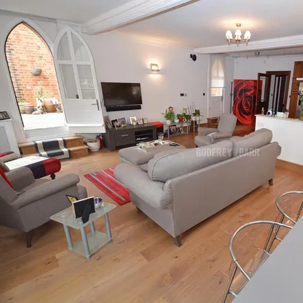 Rent this 2 bed apartment on Abbotsview Court in The Ridgeway, London