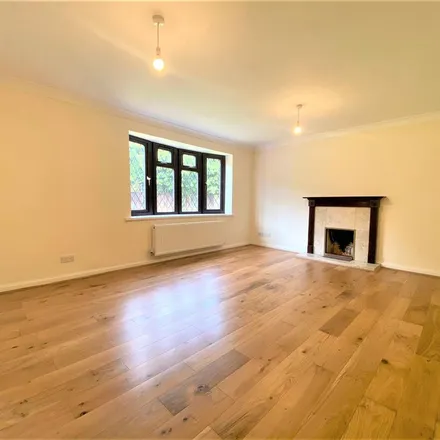 Rent this 4 bed apartment on Kilpatrick Way in London, UB4 9SX