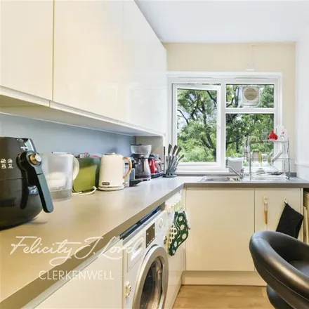 Rent this 1 bed townhouse on Shaftesbury Street in London, N1 7NT