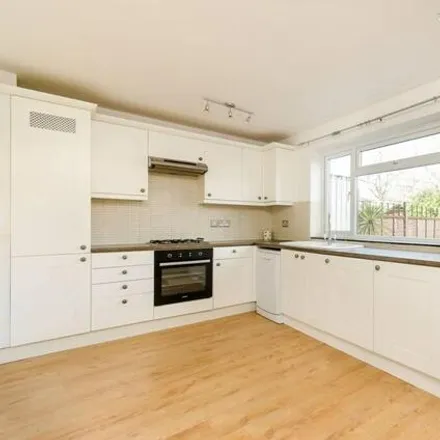 Image 2 - 3 Glentanner Way, London, SW17 0PQ, United Kingdom - Townhouse for rent