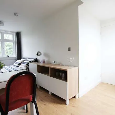 Image 3 - Cricklewood Lane, Hendon Way, Childs Hill, London, NW2 2TA, United Kingdom - Apartment for rent