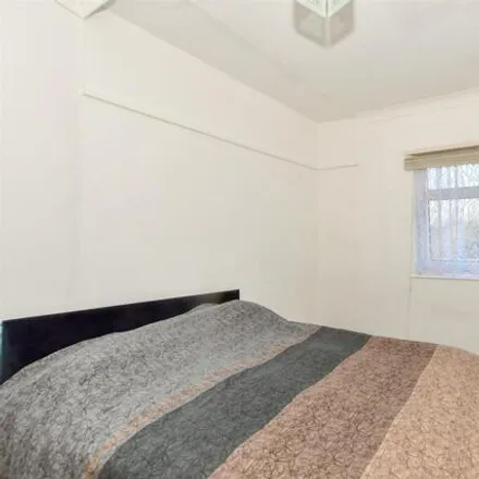 Image 7 - Canfield Road, London, IG8 8JH, United Kingdom - Townhouse for sale
