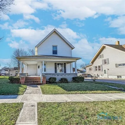 Buy this 3 bed house on 711 West North Street in Fostoria, OH 44830