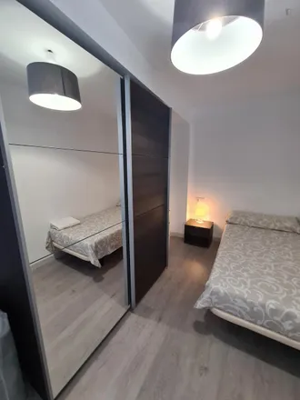 Rent this 4 bed room on Carrer del Doctor Vicent Zaragozà in 81, 46020 Valencia