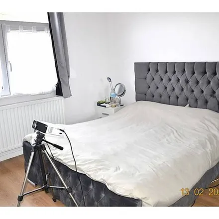 Rent this 2 bed apartment on Chaussée du Roi Albert 78 in 4430 Ans, Belgium