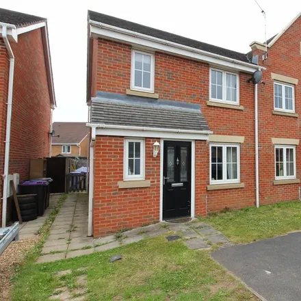 Rent this 3 bed duplex on Sunningdale Way in Morton, DN21 1JE