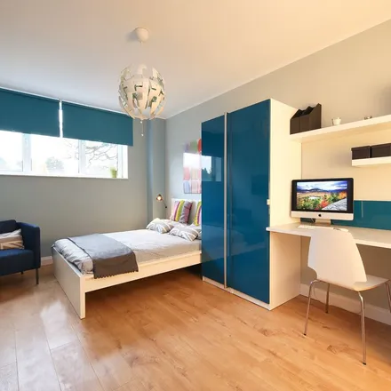 Rent this 6 bed apartment on Fairoak Road in Cardiff, CF24 4QA