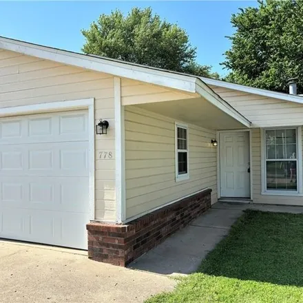 Buy this 2 bed house on 778 West Poplar Street in Fayetteville, AR 72703
