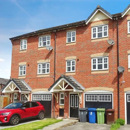 Rent this 4 bed townhouse on Greenoak Close in Abram, WN2 5XN