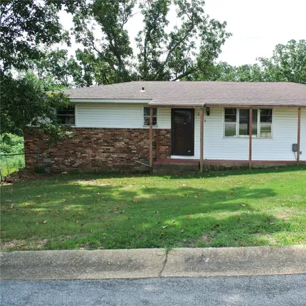 Buy this 2 bed house on 2042 Linn Street in Poplar Bluff, MO 63901
