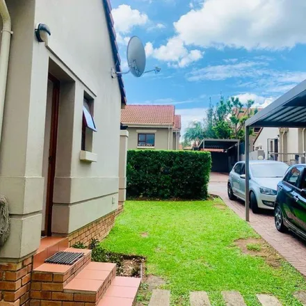 Image 3 - Fourways High School, Fisant Avenue, Johannesburg Ward 115, Randburg, 2068, South Africa - Townhouse for rent