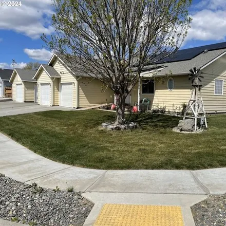 Buy this 2 bed house on 706 West Sandpiper Avenue in Hermiston, OR 97838