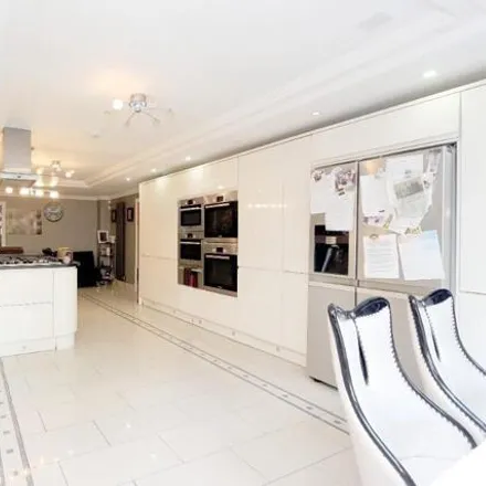 Image 2 - Forest Lane, Chigwell, IG7 5AE, United Kingdom - House for sale