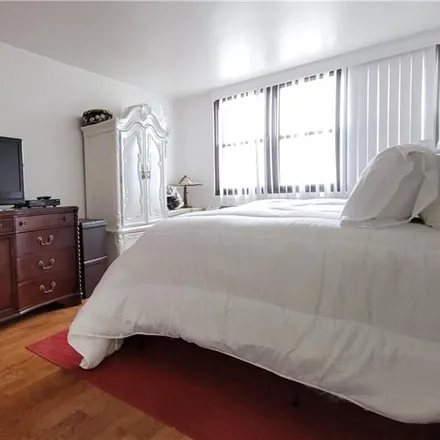 Image 3 - 1357 Ocean Parkway, New York, NY 11230, USA - Condo for sale