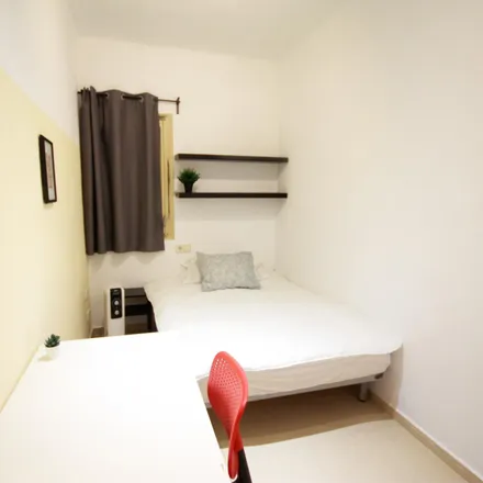Rent this 4 bed room on Avinguda de Madrid in 112, 08001 Barcelona