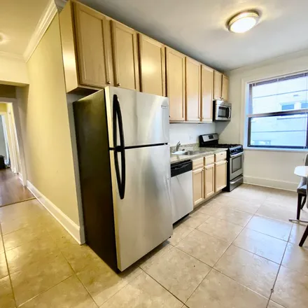Rent this 3 bed apartment on Ridge Avenue in Evanston, IL 60201