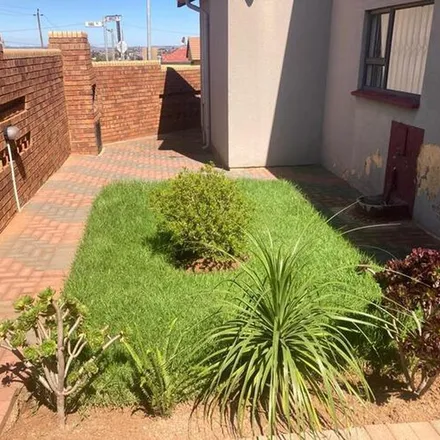 Rent this 3 bed apartment on Umbuluzi Avenue in Johannesburg Ward 44, Soweto