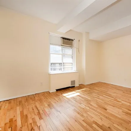 Image 2 - 4 LEXINGTON AVENUE 13K in Gramercy Park - Apartment for sale