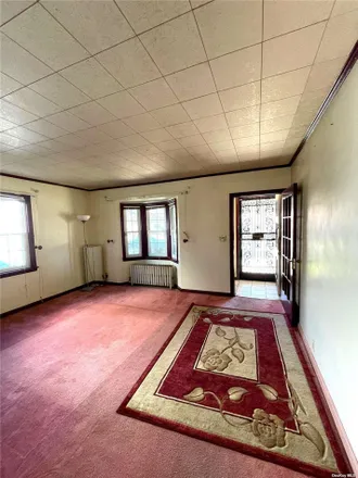 Image 5 - 130-14 217th Street, New York, NY 11413, USA - House for sale