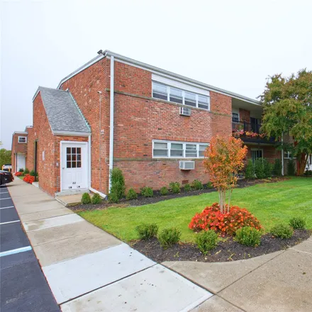 Buy this 1 bed condo on 22 Ivy Street in Village of Farmingdale, NY 11735