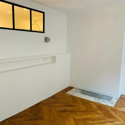 Rent this 3 bed apartment on 110 Rue Montmartre in 75002 Paris, France