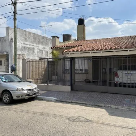 Buy this 5 bed house on Avenida Hipólito Yrigoyen 7815 in Partido de Lomas de Zamora, Banfield